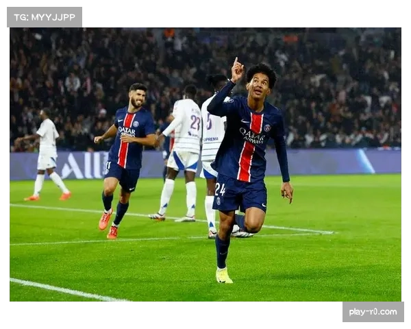 现场直击：马赛球迷在王子公园球场外高歌，警方严阵以待